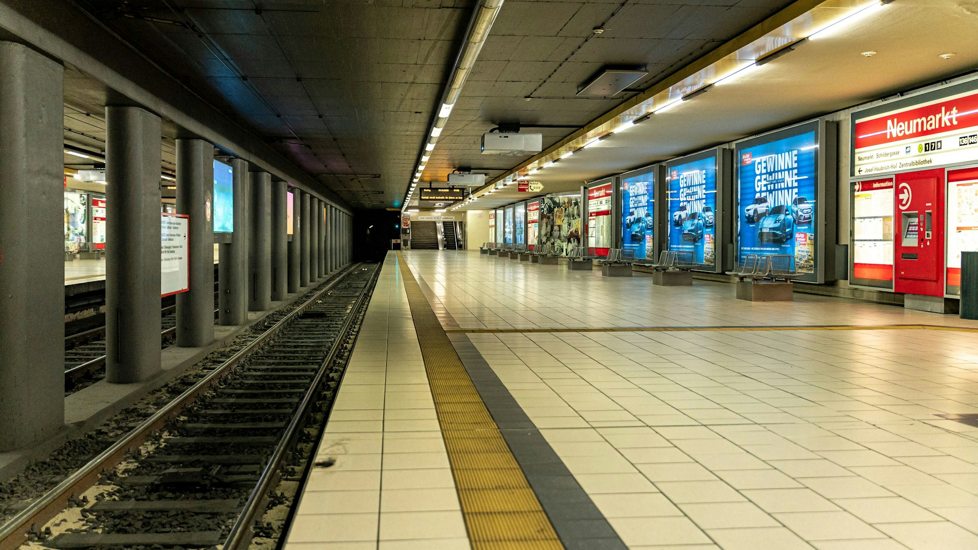 Bundesweiter Warnstreik im Personennahverkehr von der Gewerkschaft Ver.di.
Bestreikt werden die Kölner Verkehrs-Betriebe.
Hier der Neumarkt in der Kölner Innenstadt.