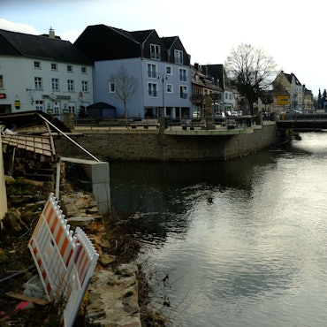 Der Zusammenfluss von Urft und Olef am Nepomuk in Gemünd im Februar 2023.