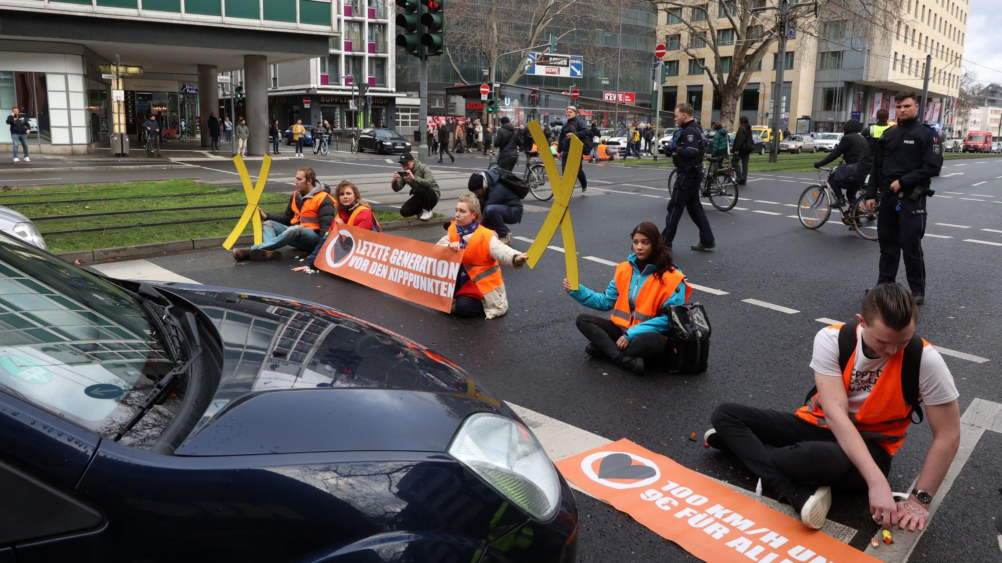 Klimakleber Klima-Aktivisten Köln Heumarkt 2023-01-06
