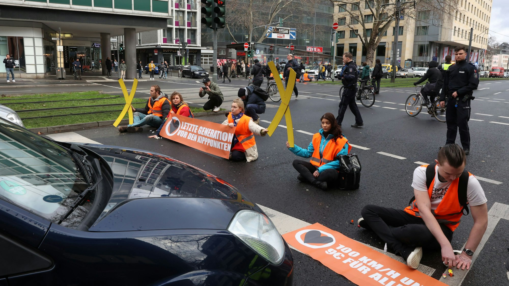 Klimakleber Klima-Aktivisten Köln Heumarkt 2023-01-06