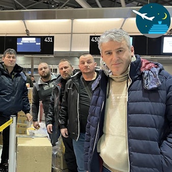 Eine Gruppe mit acht Helfern steht vor dem Abflug ins Erdbebengebiet am Terminal 2 am Flughafen Köln/Bonn.