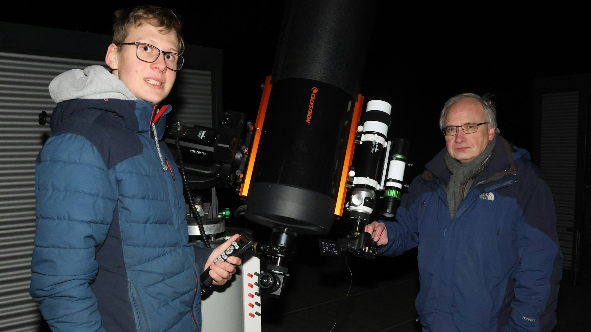 Günter Dombrowski erläutert Timon Dax die Nachführung des Teleskops.