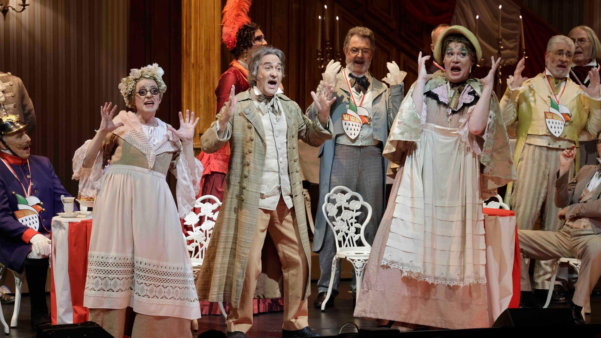 Schauspielerinnen und Schauspieler schauen erschrocken und heben die Hände in die Luft.