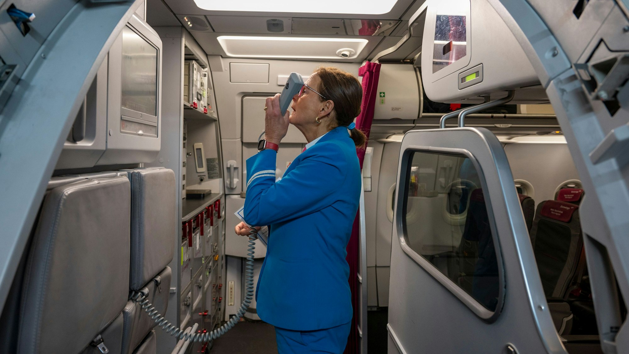 Flugbegleiterin Verena Martius-Schmidt prüft unter anderem, ob das Bordmikro funktioniert.