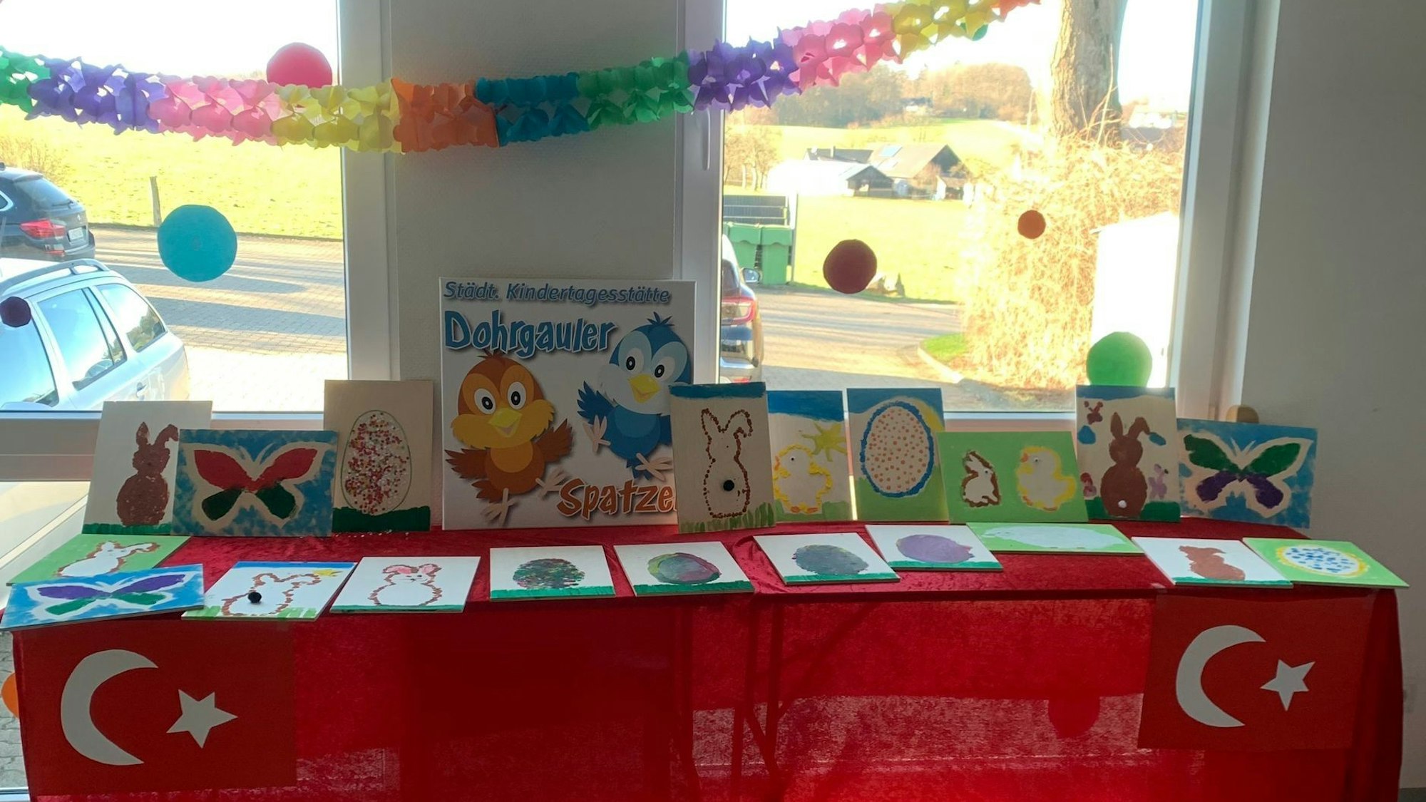 Ein Tisch mit unterschiedlichen Bildern, die türkische Flagge ist zu sehen.