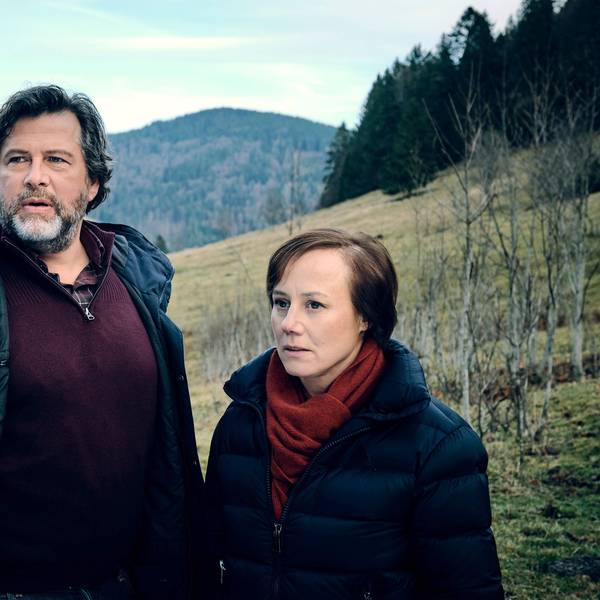 Die Ermittler Friedemann Berg (Hans-Jochen Wagner) und Franziska Tobler (Eva Löbau) stehen in einer kalten Winterlandschaft im Schwarzwald.