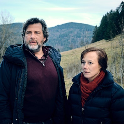 Die Ermittler Friedemann Berg (Hans-Jochen Wagner) und Franziska Tobler (Eva Löbau) stehen in einer kalten Winterlandschaft im Schwarzwald.