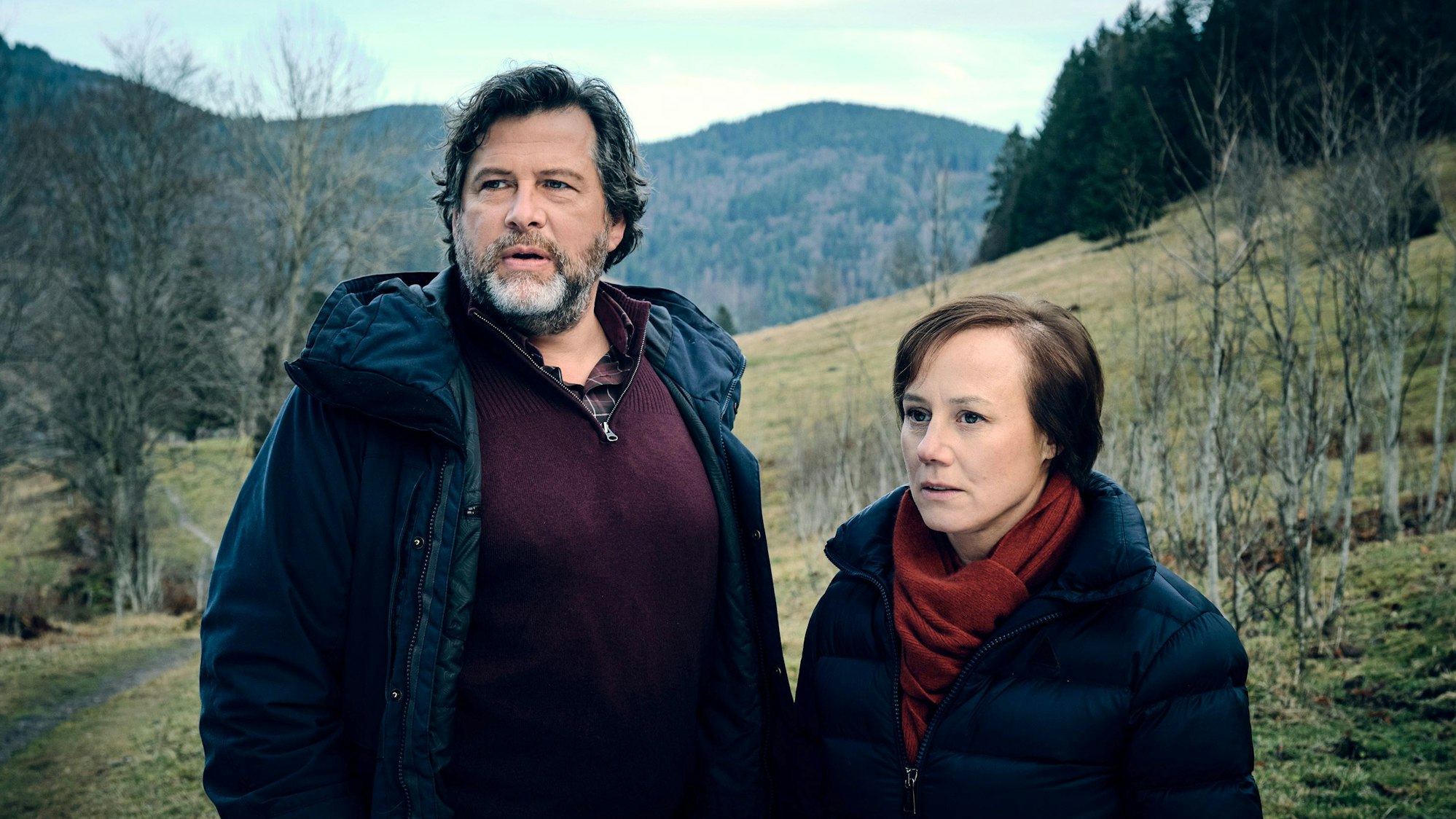 Die Ermittler Friedemann Berg (Hans-Jochen Wagner) und Franziska Tobler (Eva Löbau) stehen in einer kalten Winterlandschaft im Schwarzwald.