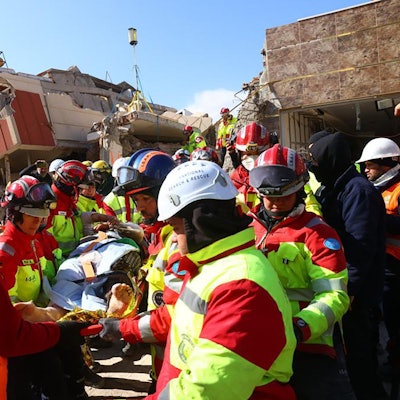 Ein deutsches Rettungsteam unter Leitung der nordrhein-westfälischen Hilfsorganisation I.S.A.R. Germany rettet nach über 100 Stunden nach den verheerenden Erdbeben eine Frau aus den Trümmern eines eingestürzten Hauses.