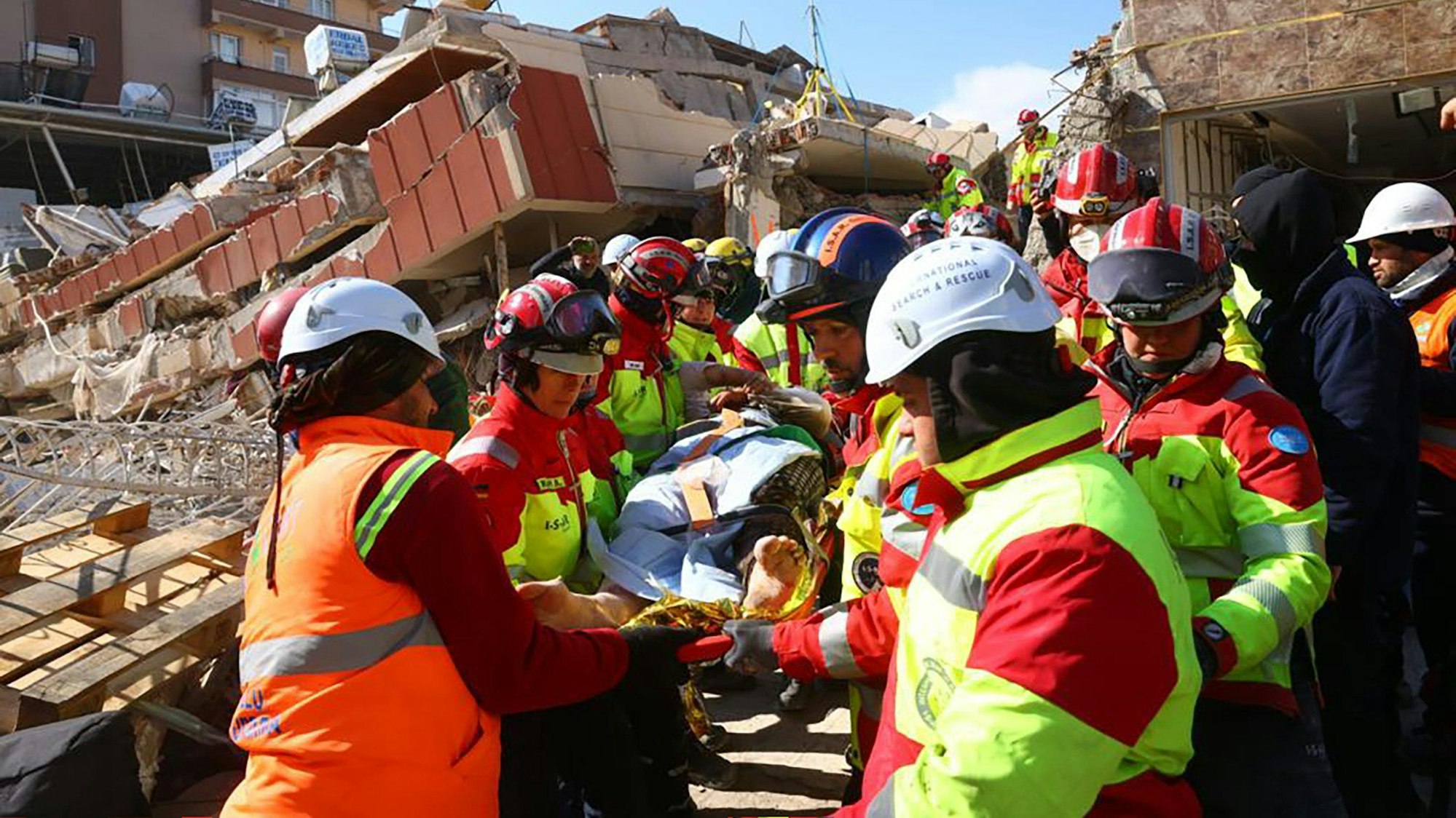 Ein deutsches Rettungsteam unter Leitung der nordrhein-westfälischen Hilfsorganisation I.S.A.R. Germany rettet nach über 100 Stunden nach den verheerenden Erdbeben eine Frau aus den Trümmern eines eingestürzten Hauses.