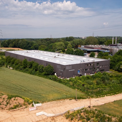 Die frühere Illbruck-Lagerhalle gegenüber des Werks in Pattscheid aus der Luft.