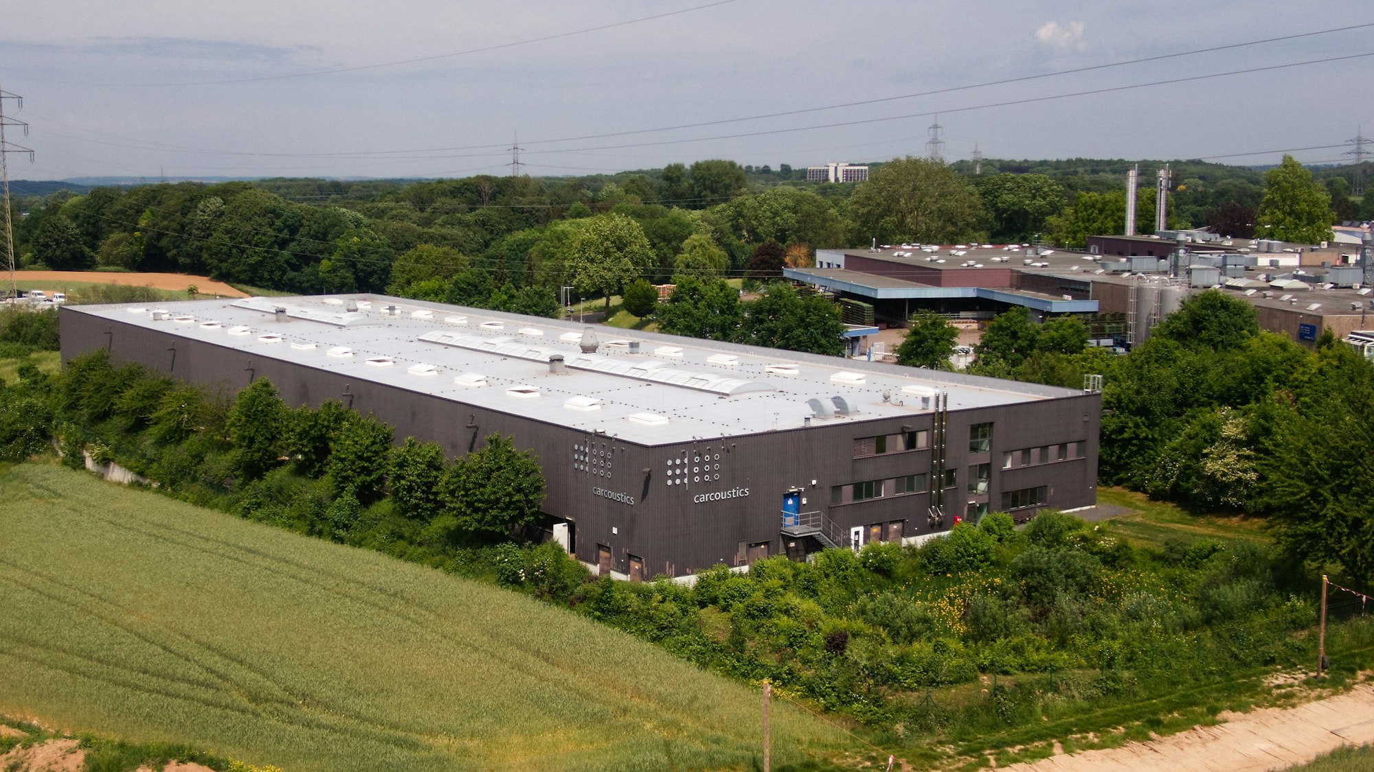 Die frühere Illbruck-Lagerhalle gegenüber des Werks in Pattscheid aus der Luft.
