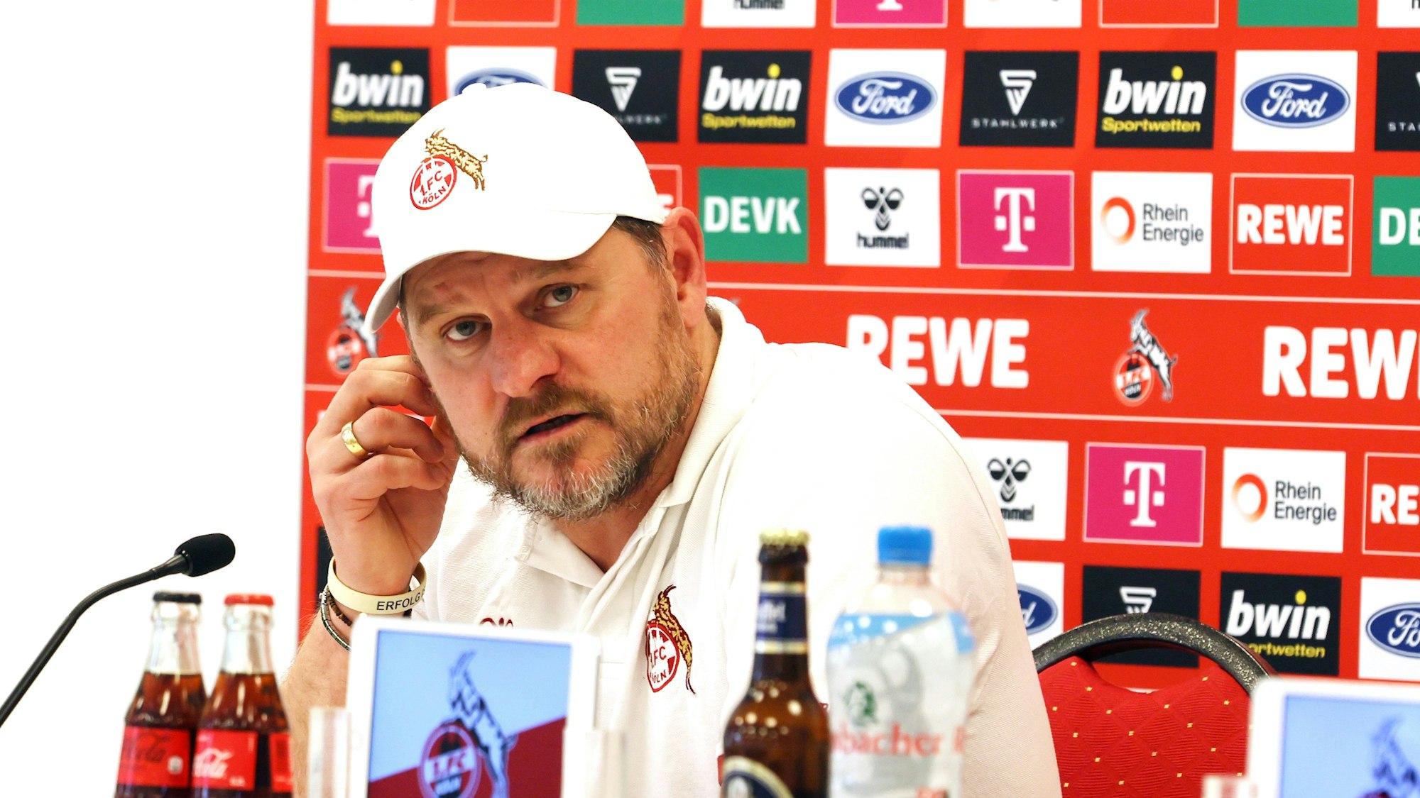 FC-Trainer Steffen Baumgart auf der FC-Pressekonferenz