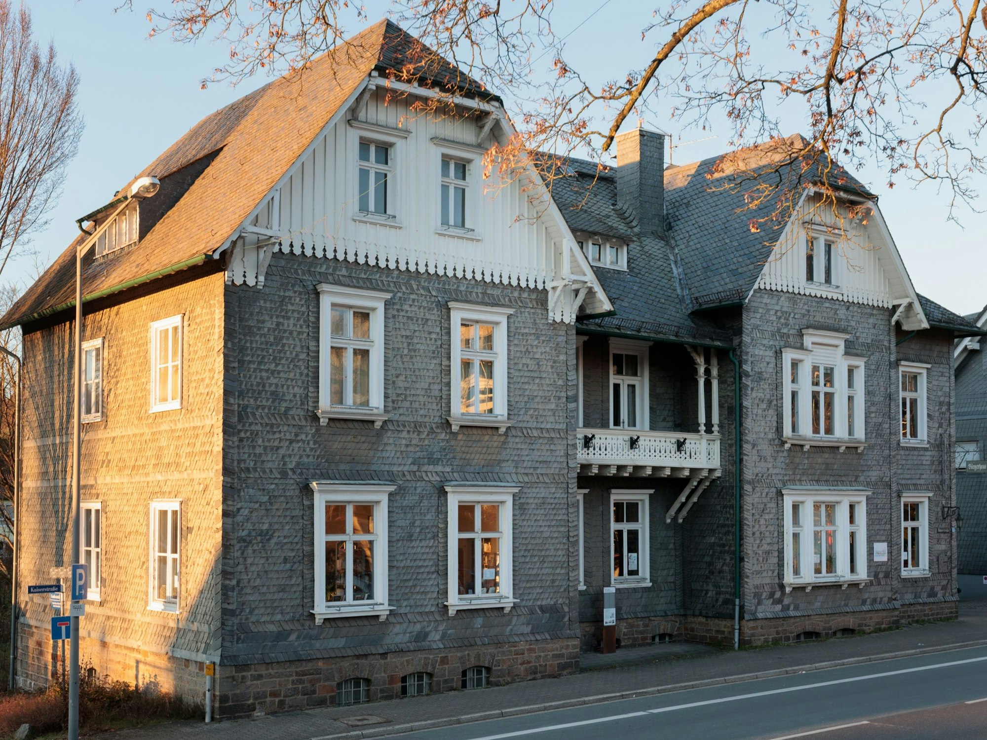 Zu sehen ist ein dreistöckiges Doppelhaus historischer Bauart.