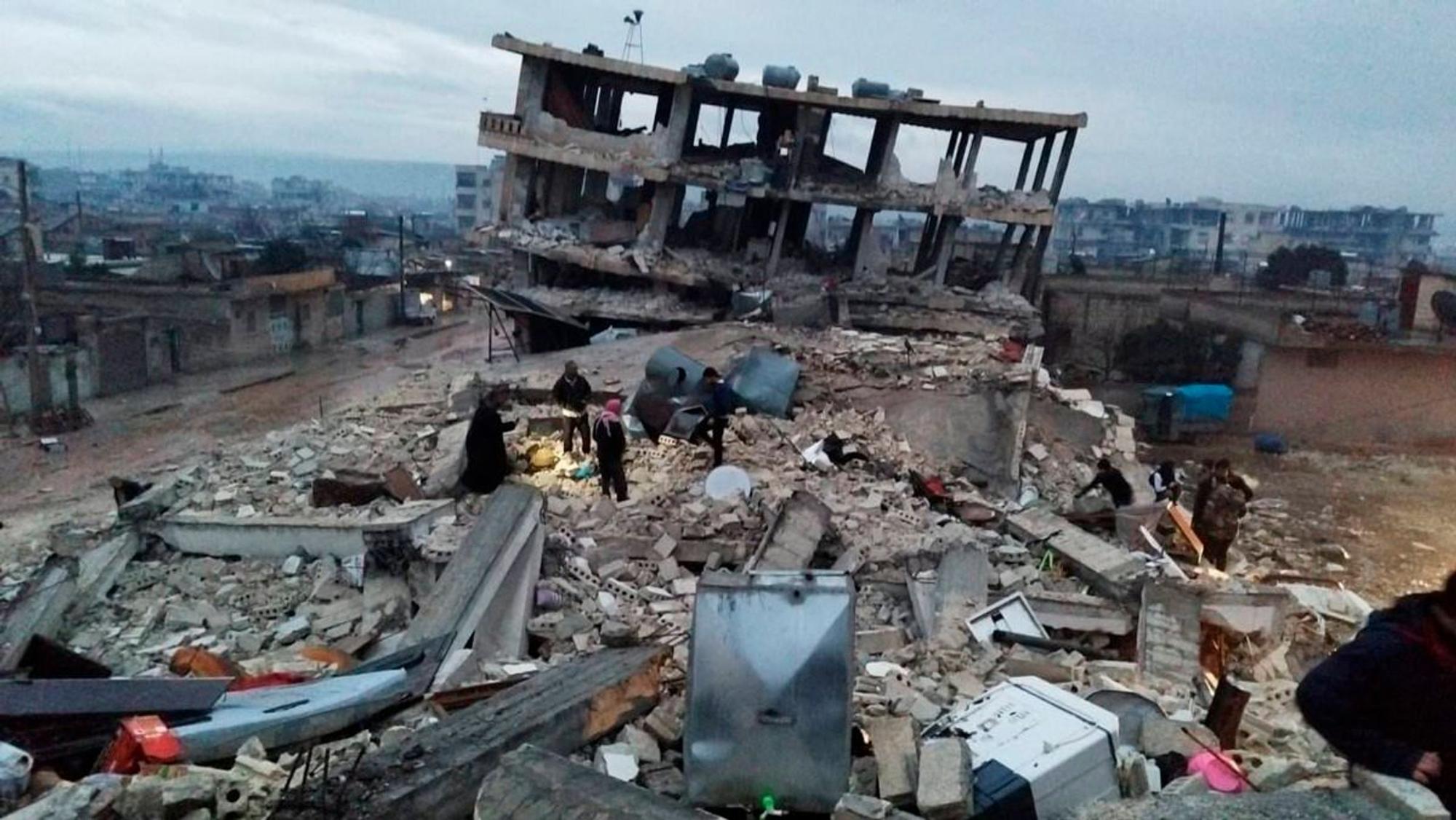 Trümmerhaufen nach dem Erdbeben in der syrisch-türkischen Grenzregion.