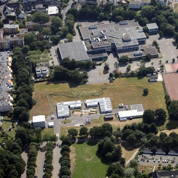 Blick auf die Gesamtschule Paffrath von oben, fotografiert aus der Vogelperspektive.
