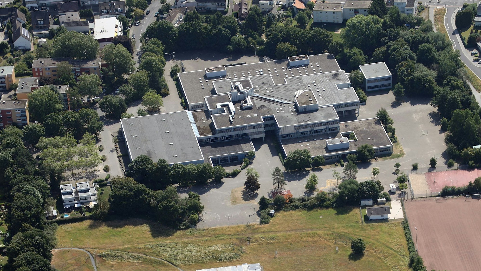 Blick auf die Gesamtschule Paffrath von oben, fotografiert aus der Vogelperspektive.