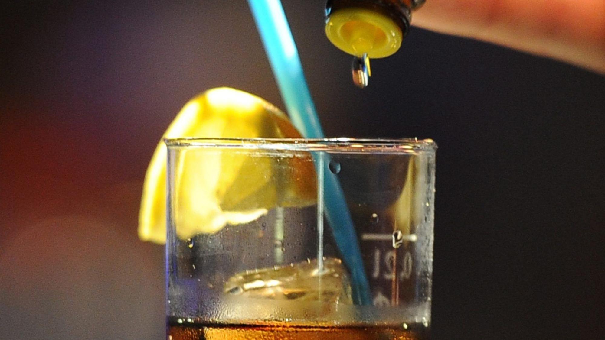 Ein Täter schüttet einer Frau bei einer Party unbemerkt eine betäubende Substanz ins Glas. Das ist eine schwere Straftat.