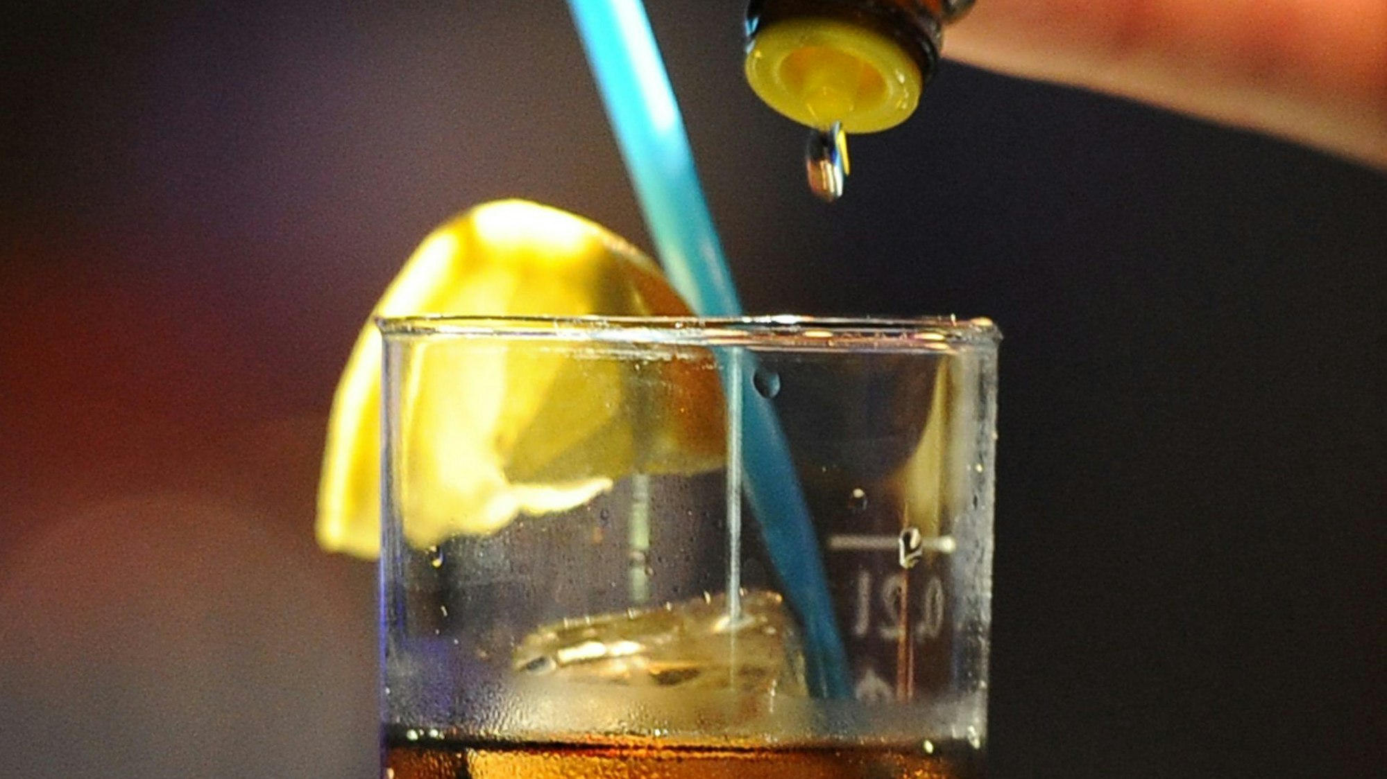 Ein Täter schüttet einer Frau bei einer Party unbemerkt eine betäubende Substanz ins Glas. Das ist eine schwere Straftat.