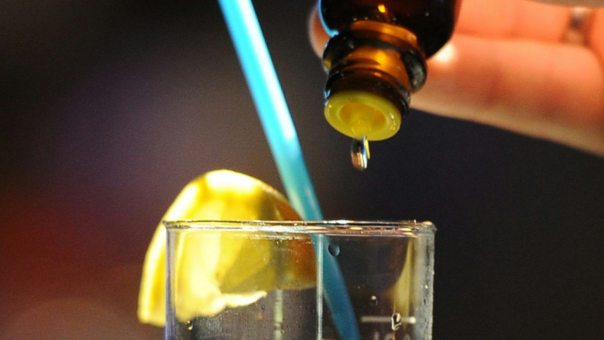 Ein Mann schüttet sogenannte K.o-Tropfen ins Glas.