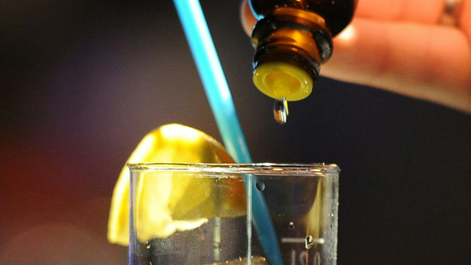 Ein Mann schüttet am Donnerstag sogenannte K.O-Tropfen ins Glas. (Symbolbild)