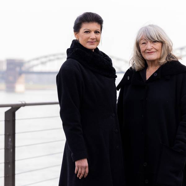 Sahra Wagenknecht (Die Linke, l), Politikerin, und Alice Schwarzer, Frauenrechtlerin, stehen im Rheinauhafen am Rhein.