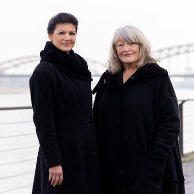 Sahra Wagenknecht (Die Linke, l), Politikerin, und Alice Schwarzer, Frauenrechtlerin, stehen im Rheinauhafen am Rhein.