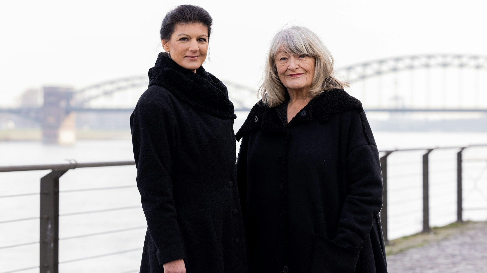 Sahra Wagenknecht (Die Linke, l), Politikerin, und Alice Schwarzer, Frauenrechtlerin, stehen im Rheinauhafen am Rhein.