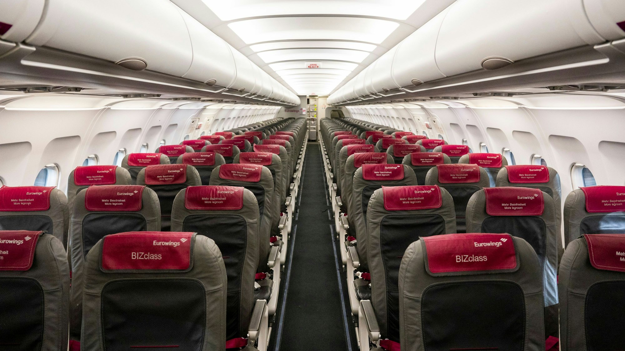 Das Bild zeigt die leere Eurowings-Maschine nach Klagenfurt.