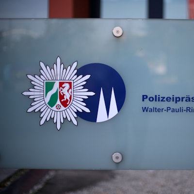 Ein Schild des Polizeipräsidiums Köln.