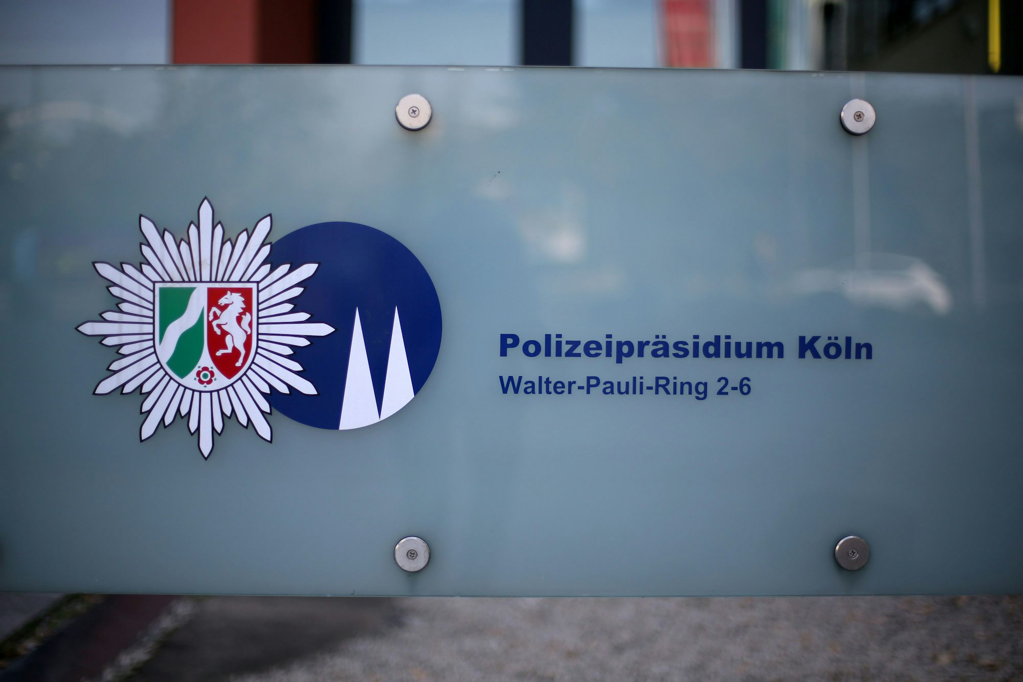 Ein Schild des Polizeipräsidiums Köln.