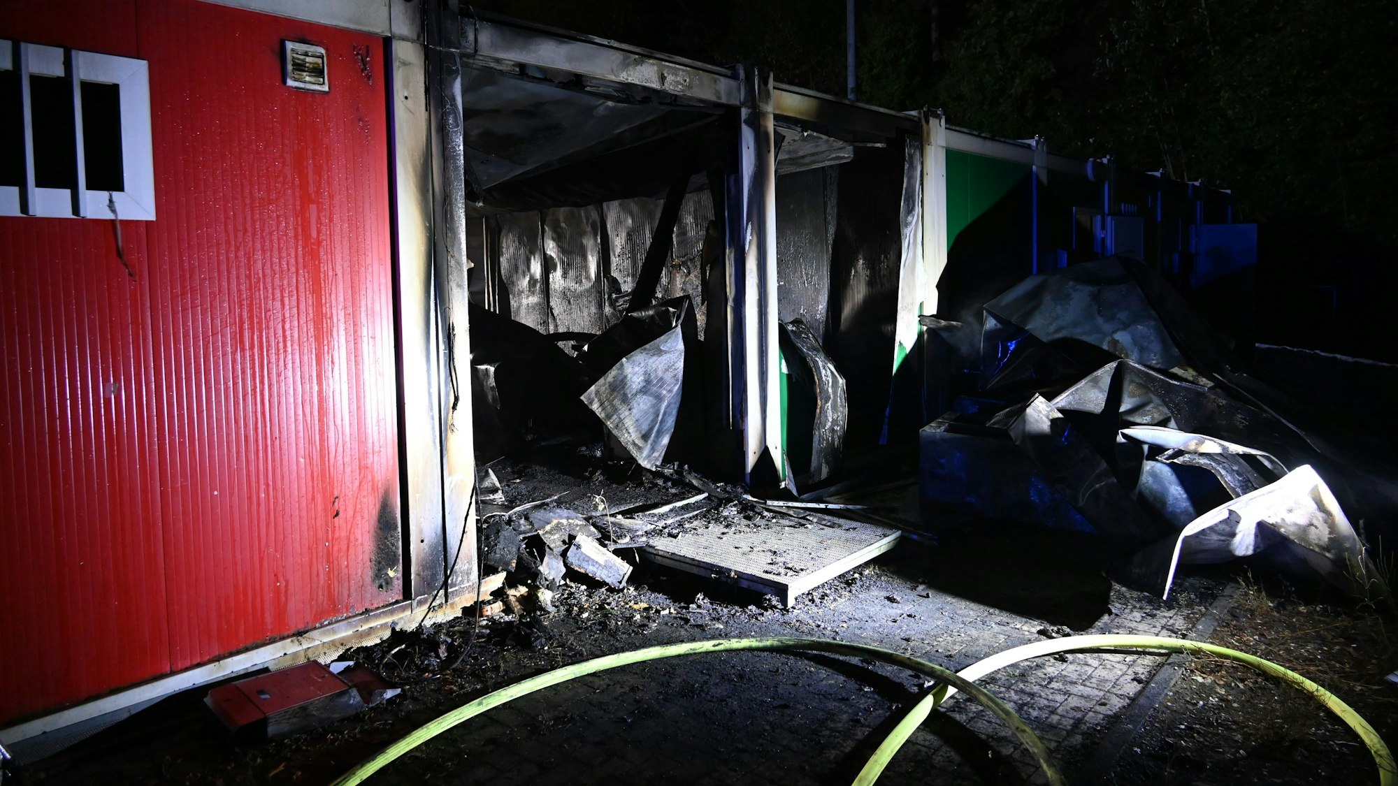 Auf dem Foto sind die beiden ausgebrannten Wohncontainer zu sehen. Darin werden in Frechen Geflüchtete untergebracht.
