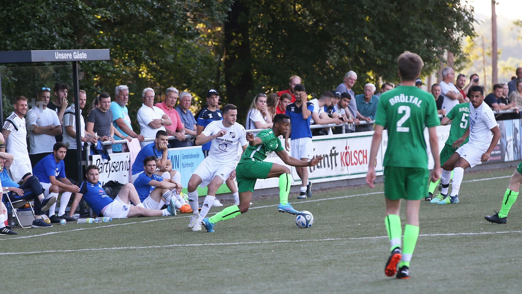 Auf einem Rasenplatz ist eine Spielszene im Fußball zu sehen.