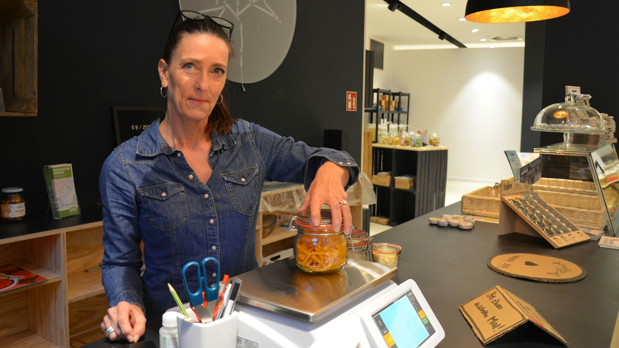 Auf dem Foto ist Astrid Kutsch im Jahr 2020 zu sehen. Damals eröffnete sie ihren Laden an der Uhlstraße in Brühl.