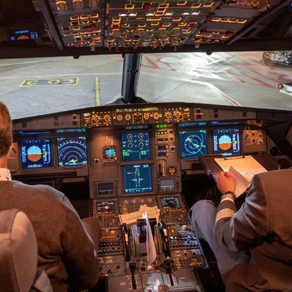 Flugkapitän Jan Will und Copilot Stefan Lehmann-Farca bereiten das Cockpit einer Eurowings-Maschine vor.