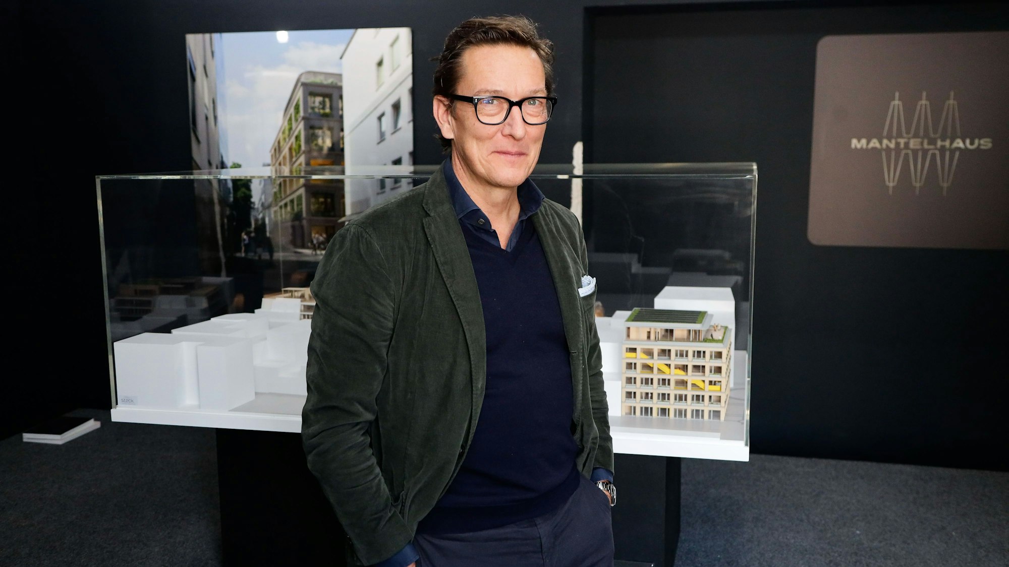 Michael Ehret vor Modellen und Fotos in der Ausstellung.