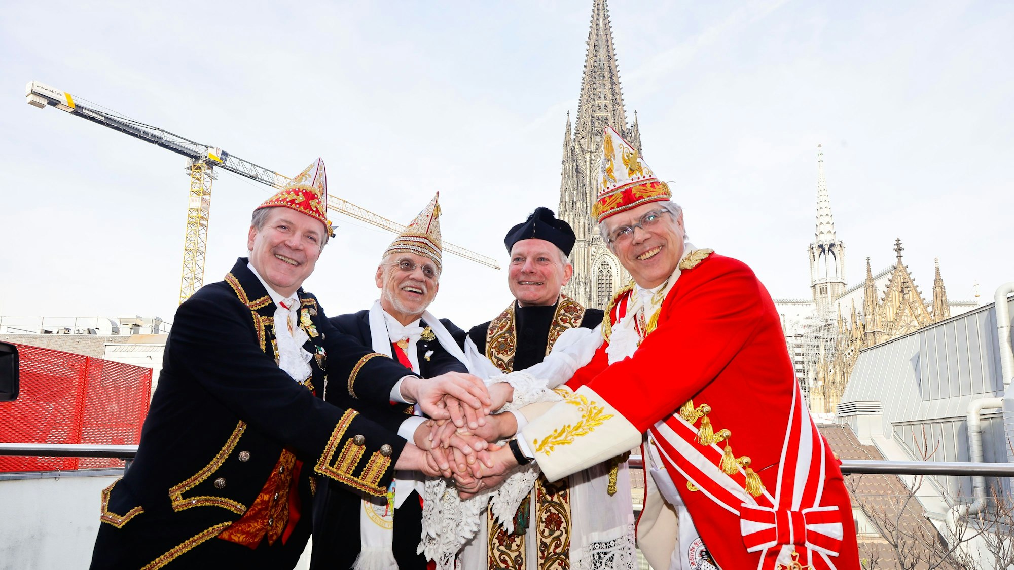 Christoph Kuckelkorn, Joachim E. Zöller, Michael Hehn und Heinz-Günther Hunold halten ihre Hände gemeinsam aufeinander.