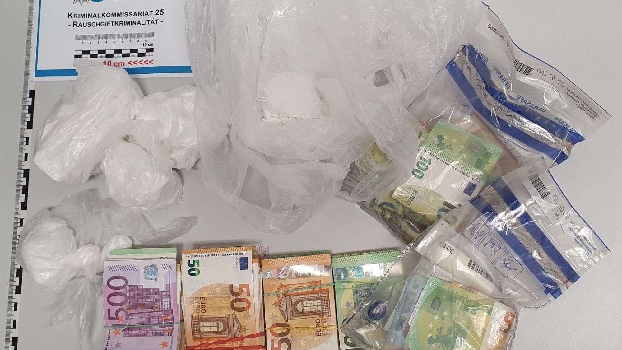 Das beim Polizeieinsatz sichergestellte Geld und Kokain.