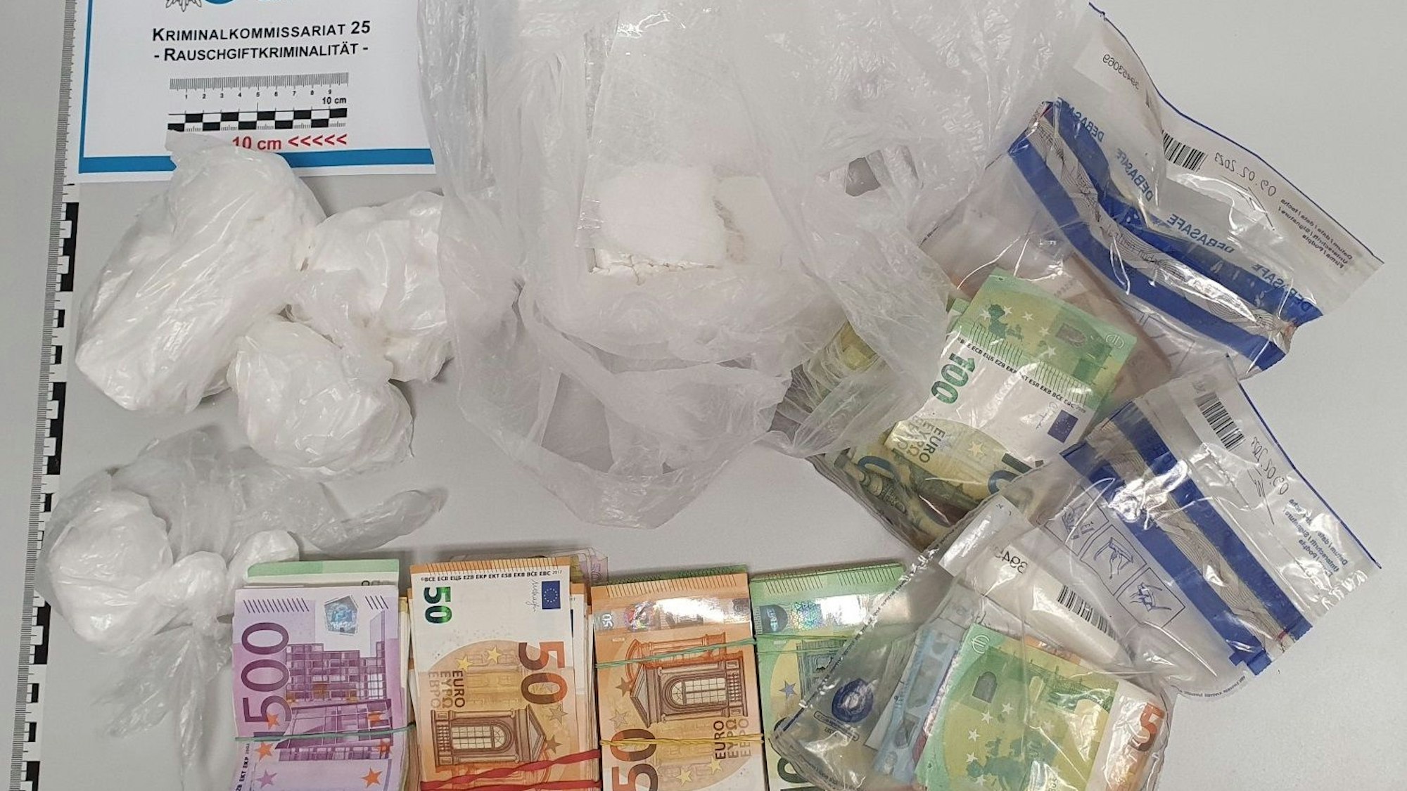 Das beim Polizeieinsatz sichergestellte Geld und Kokain.