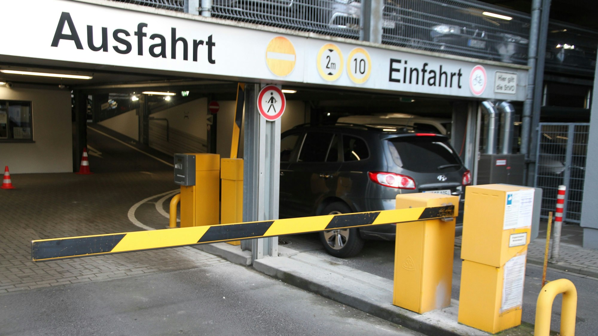 Blick auf die Ein- und Ausfahrt eines Siegburger Parkhauses.