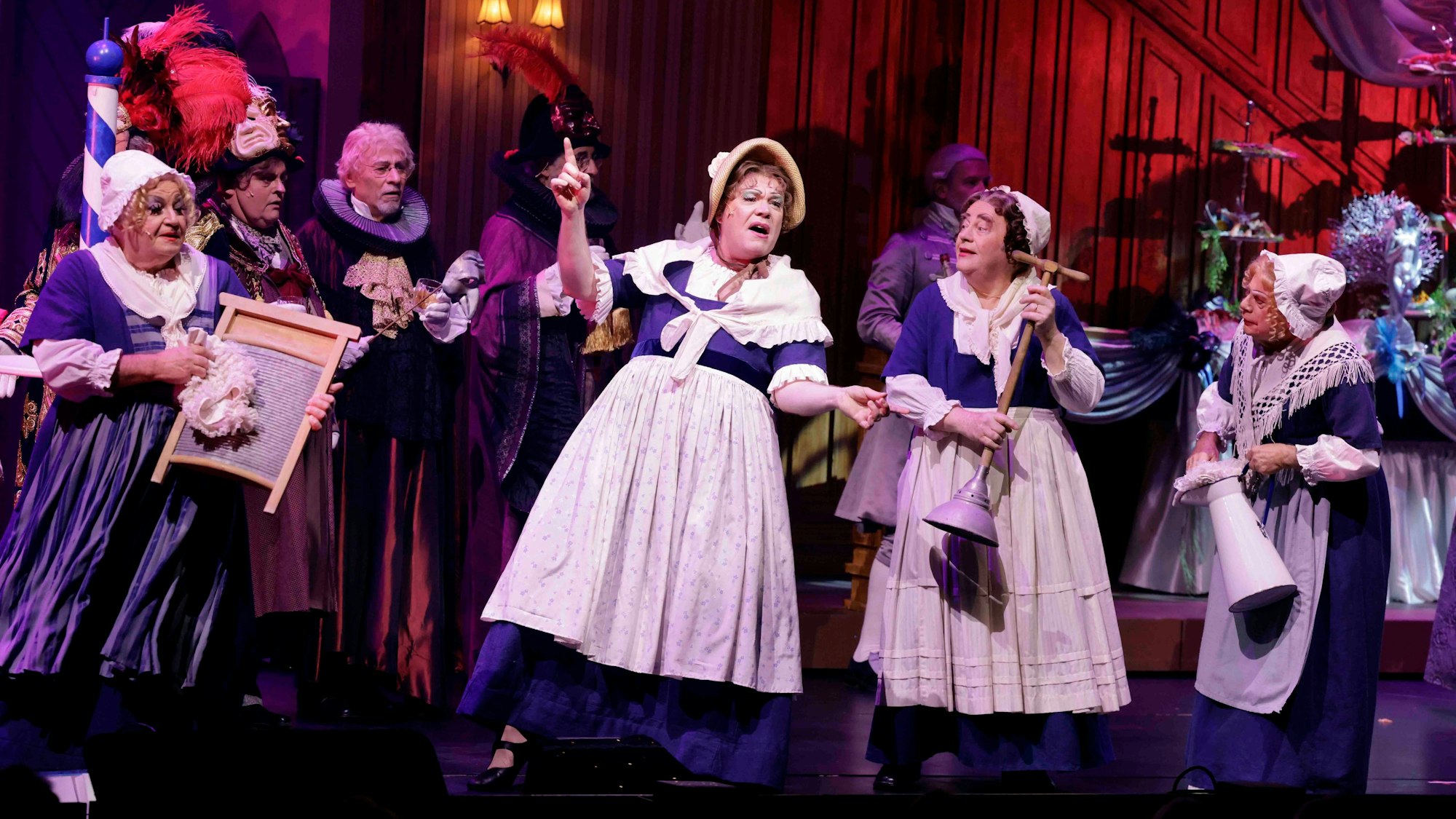 Gastspiel der Cäcilia Wolkenburg 2023 in der Oper Köln: Schauspielerinnen und Schauspieler stehen auf der Bühne mit Kostümen.