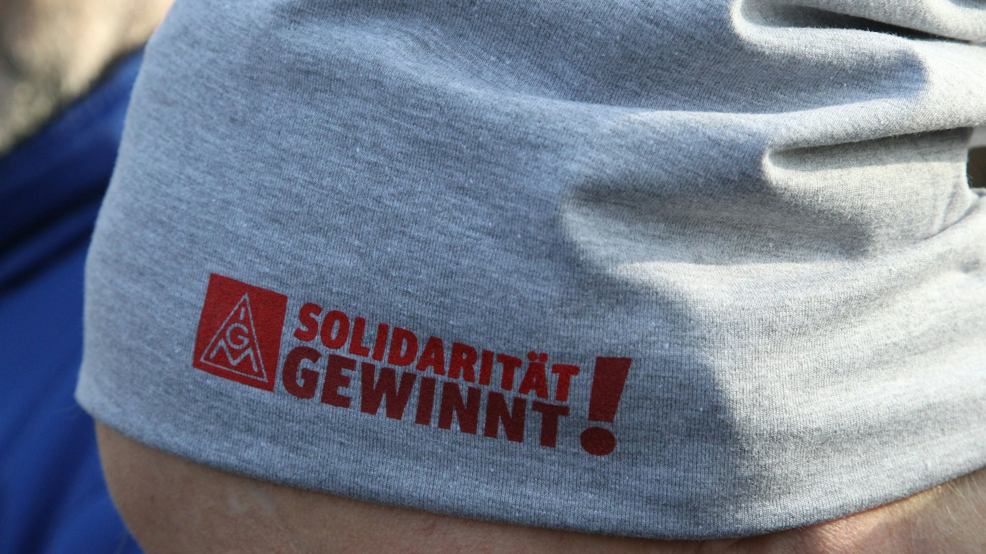 „Solidarität gewinnt!“ steht auf der Mütze, die die IG Metall vor dem Danfoss-Werk verteilte.