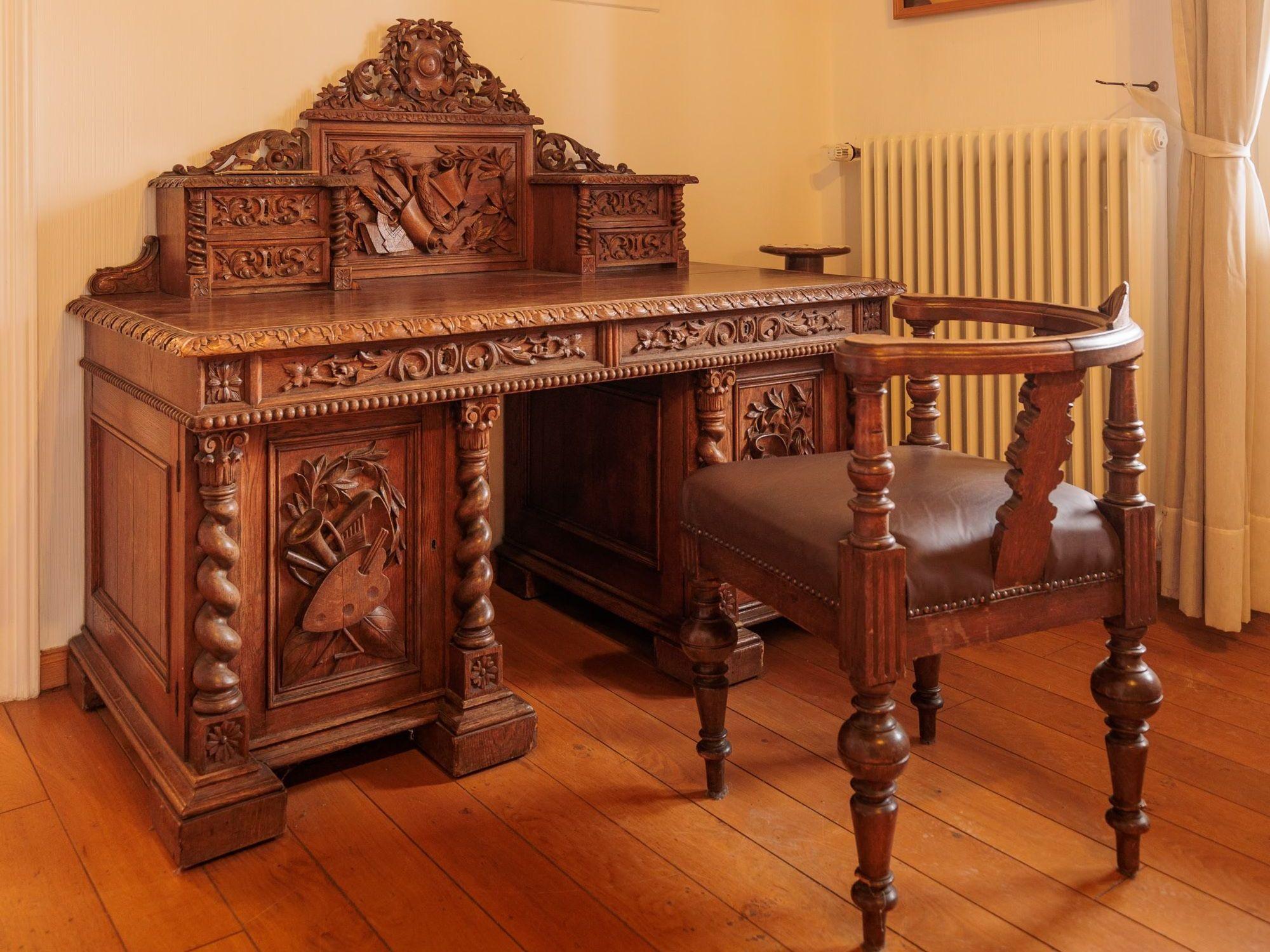 Blick auf einen historischen hölzernen Schreibtisch.
