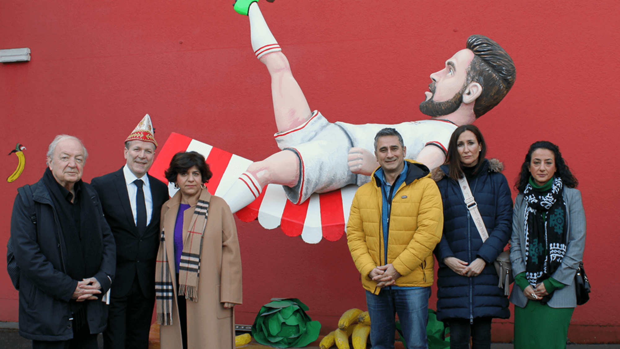 V.l.n.r.: Osman Okkan, Christoph Kuckelkorn, Berivan Aymaz, Cahit Basar, Melek Åžahin und Jinda Ataman vor einer der zu ersteigernden Figuren.