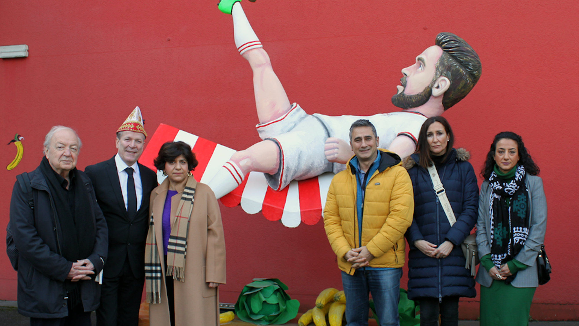 V.l.n.r.: Osman Okkan, Christoph Kuckelkorn, Berivan Aymaz, Cahit Basar, Melek Åžahin und Jinda Ataman vor einer der zu ersteigernden Figuren.