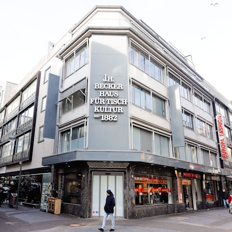 Das Bild zeigt das Eckgebäude Hohe Straße/Brückenstraße.