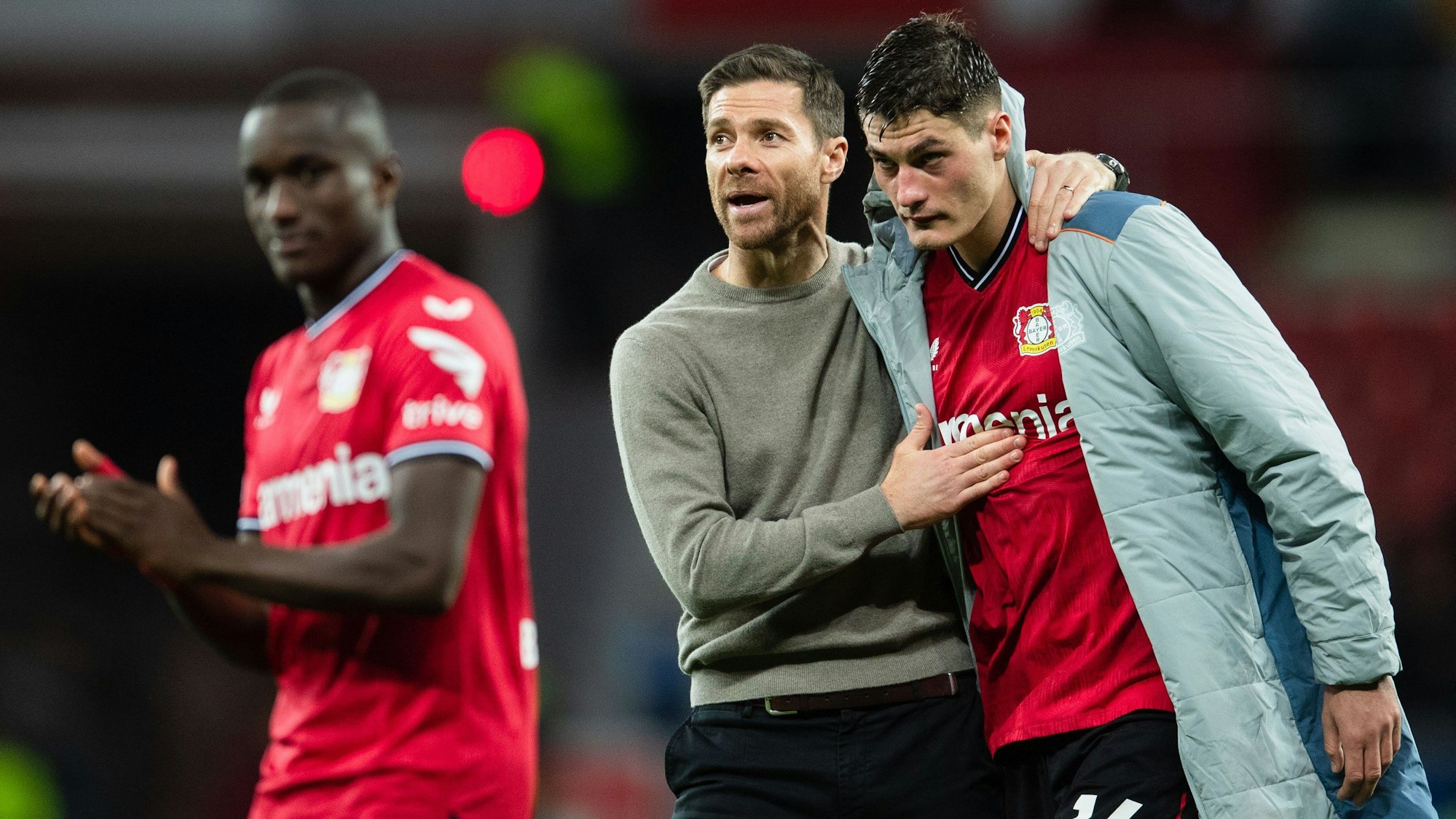 Patrik Schick (rechts) und Leverkusens Trainer Xabi Alonso