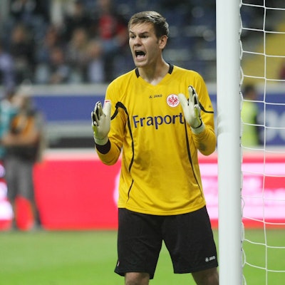 Thomas Kessler dirigiert in der Saison 2011/12 im Tor von Eintracht Frankfurt im Zweitliga-Spiel gegen den FC St. Pauli die Mitspieler.