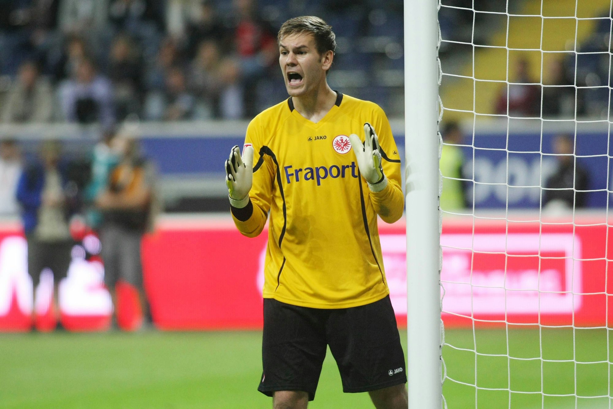 Thomas Kessler dirigiert in der Saison 2011/12 im Tor von Eintracht Frankfurt im Zweitliga-Spiel gegen den FC St. Pauli die Mitspieler.