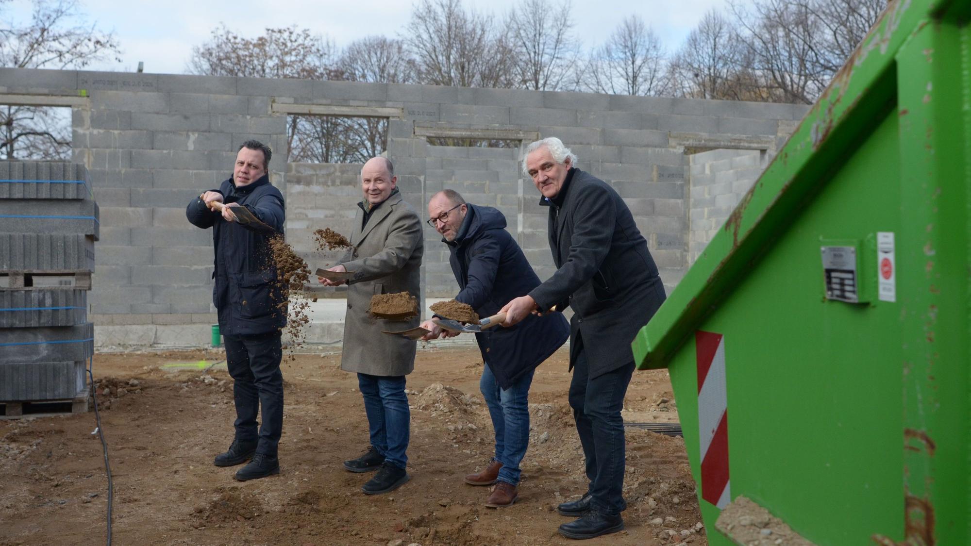Den symbolischen Spatenstich vollzogen Sacha Reichelt (v.l.), Kurt Berlin, Jörg Wiskirchen und Hartmut Lackner.